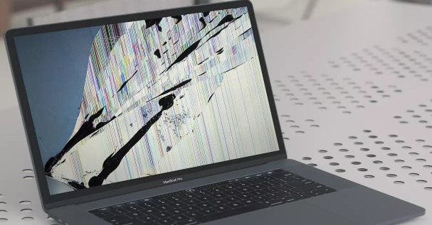 Quais as principais causas da troca de tela do MacBook?